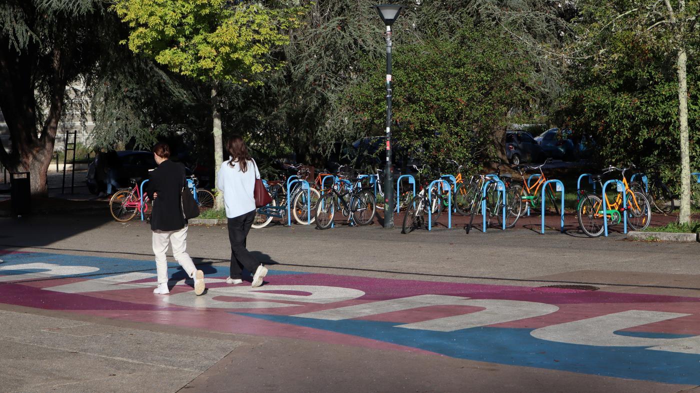Étudiants sur un campus universitaire